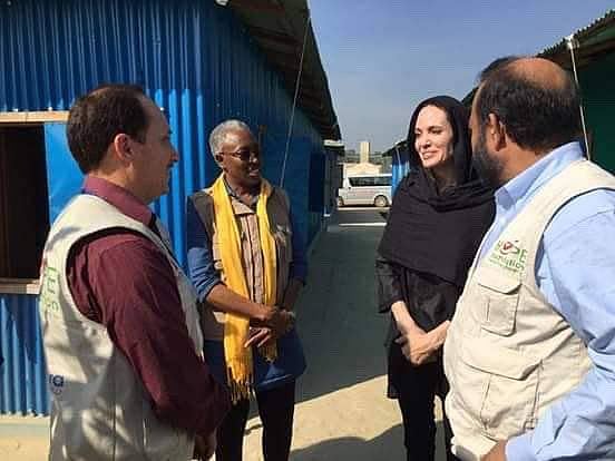 রোহিঙ্গা শিবিরে বিভিন্ন কাজের সঙ্গে যুক্ত ব্যক্তিদের সঙ্গে কথা বলেন অ্যাঞ্জেলিনা জোলি। ছবি: টুইটার থেকে নেওয়া