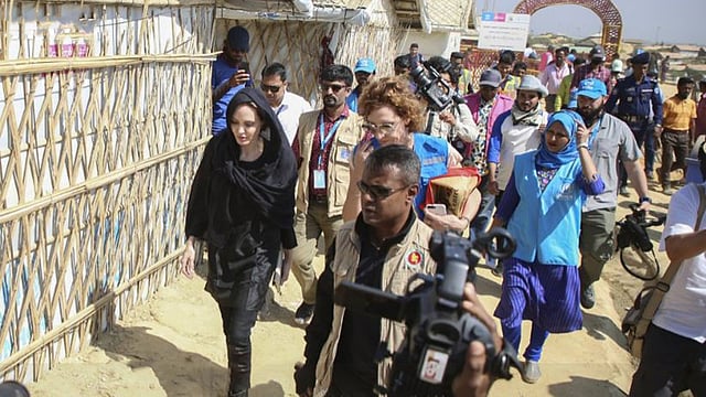 রোহিঙ্গা শিবির পরিদর্শন করেন অ্যাঞ্জেলিনা জোলি। ছবি: টুইটার থেকে নেওয়া