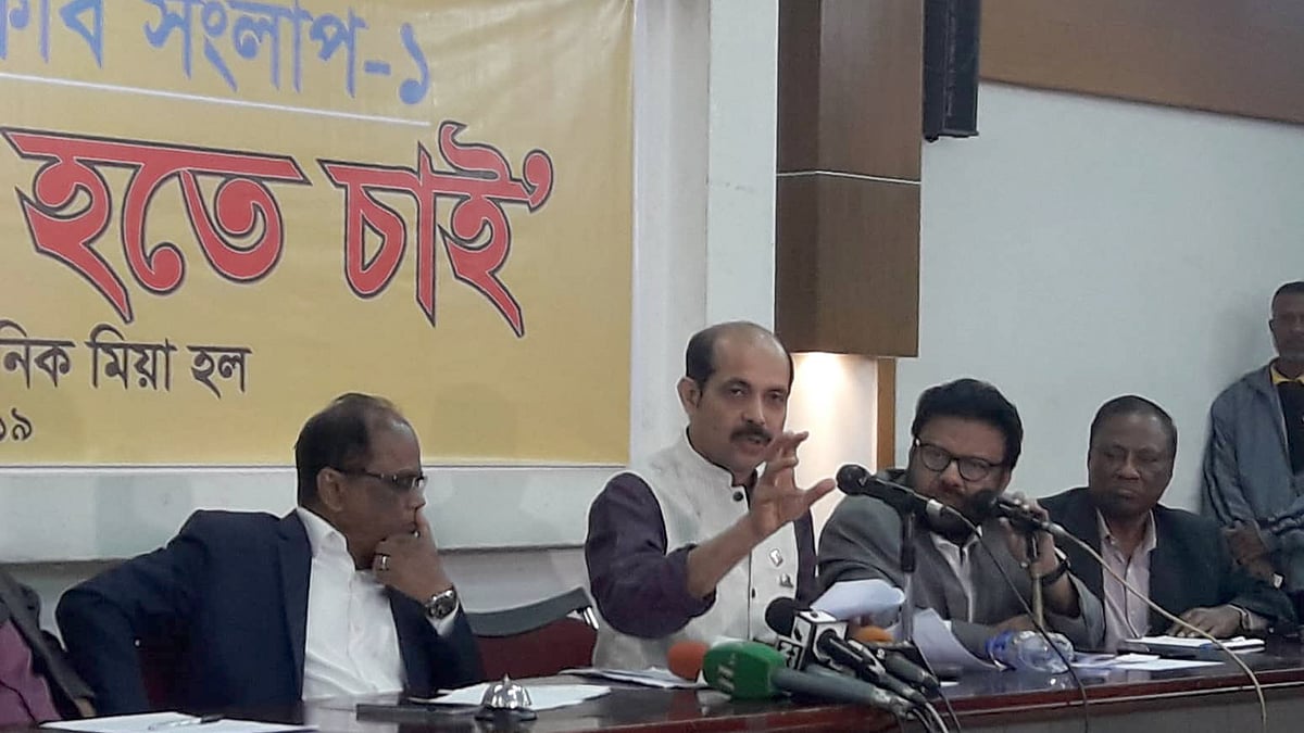 প্রেসক্লাবে ‘কেন মেয়র হতে চান’ শীর্ষক অনুষ্ঠানে বক্তব্য দিচ্ছেন আওয়ামী লীগের প্রার্থী আতিকুল ইসলাম। ছবি: মোছাব্বের হোসেন