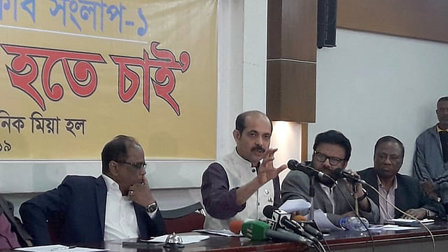 প্রেসক্লাবে ‘কেন মেয়র হতে চান’ শীর্ষক অনুষ্ঠানে বক্তব্য দিচ্ছেন আওয়ামী লীগের প্রার্থী আতিকুল ইসলাম। ছবি: মোছাব্বের হোসেন