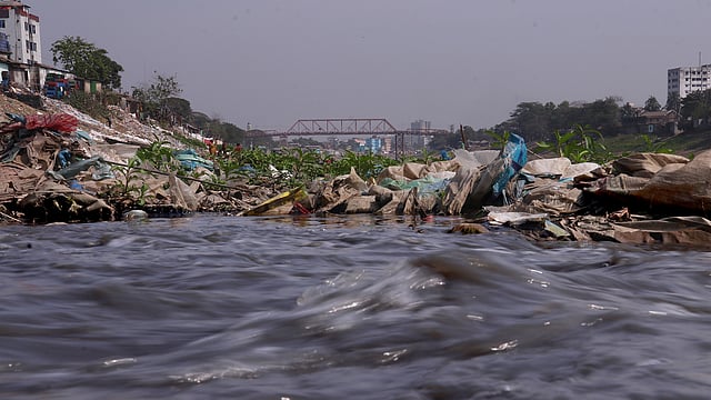 ছড়া থেকে (ছোট খাল) শহরের ময়লা-আবর্জনাযুক্ত পানি গড়াচ্ছে সুরমায়