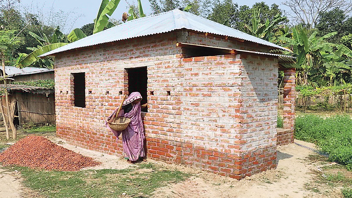 আধা পাকা ঘর তৈরি শেষ। দেয়ালের প্লাস্টার বাকি। সেটা নিয়েই চিন্তায় সুবিধাভোগীরা।  প্রথম আলো