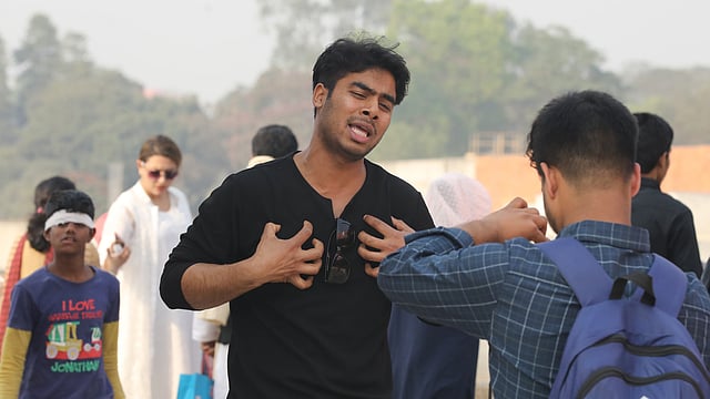 নিজের বইয়ের প্রচারের জন্য ফেসবুক লাইভে একজন। বিভিন্ন অঙ্গভঙ্গি করে নিজের কবিতা পাঠ করছেন তিনি, ভিডিও ধারণ করছেন অন্যজন।