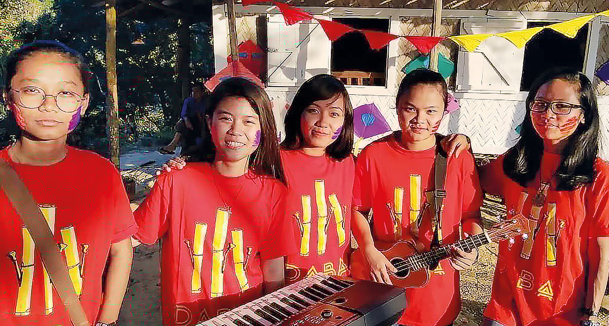 ‘এফ মাইনর’ ব্যান্ডের পাঁচ সদস্য বাঁ থেকে: গ্লোরিয়া মান্দা, দিবা চিছাম, একিউ মারমা, নাদিয়া রিছিল ও পিংকি চিরান