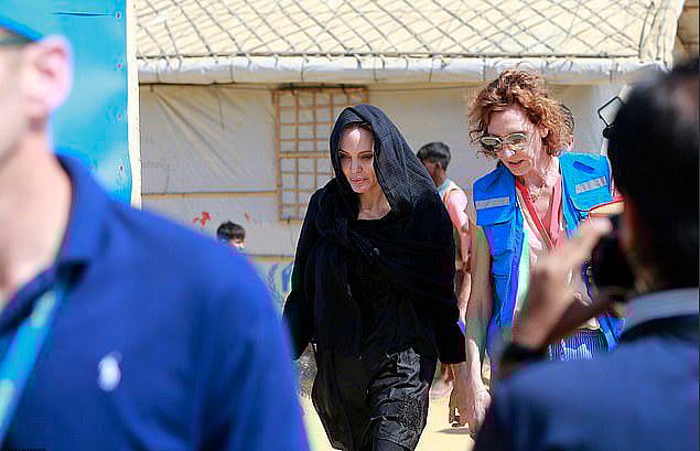 রোহিঙ্গা শিবিরে অ্যাঞ্জেলিনা জোলি। ছবি: টুইটার থেকে নেওয়া