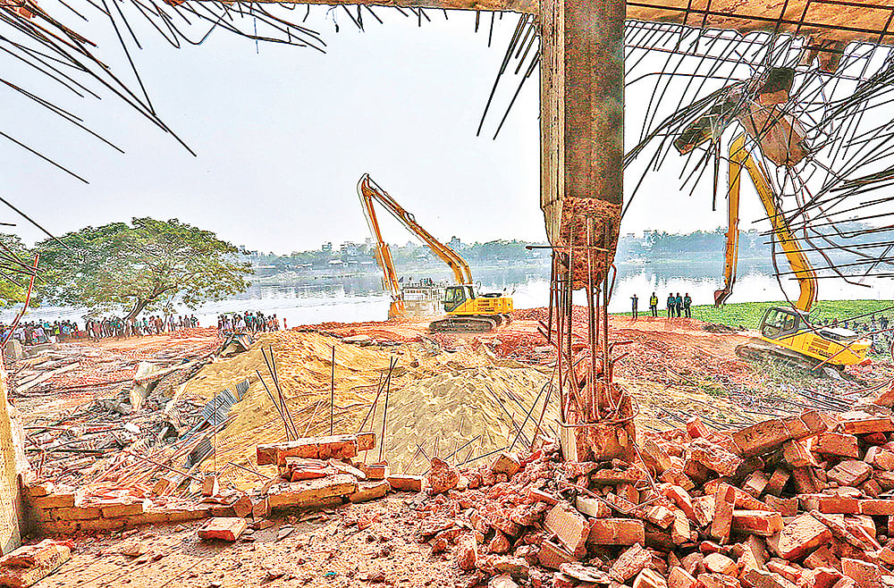 বুড়িগঙ্গা নদীর পাড়ে অবৈধ স্থাপনা উচ্ছেদ অভিযান করছে বিআইডব্লিউটিএ। গতকাল রাজধানীর কামরাঙ্গীরচরের আশ্রাফাবাদ এলাকায়।  ছবি: হাসান রাজা