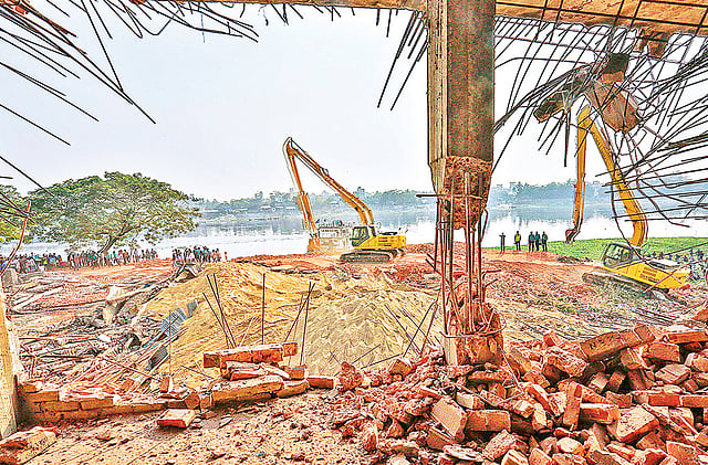 বুড়িগঙ্গা নদীর পাড়ে অবৈধ স্থাপনা উচ্ছেদ অভিযান করছে বিআইডব্লিউটিএ। গতকাল রাজধানীর কামরাঙ্গীরচরের আশ্রাফাবাদ এলাকায়।  ছবি: হাসান রাজা
