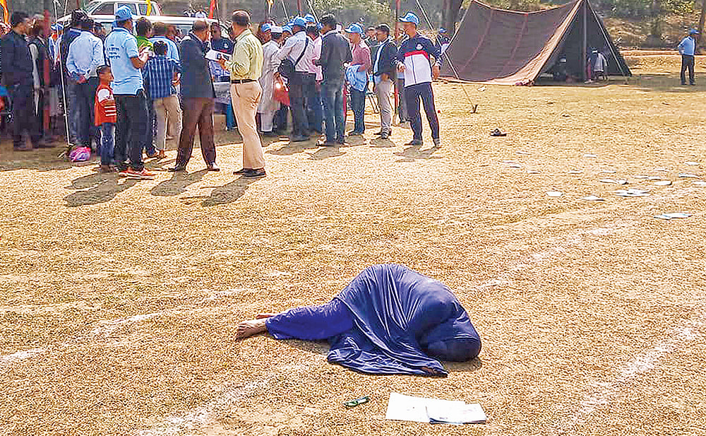 ছেলে হত্যার বিচার চেয়ে মাটিতে লুটিয়ে পড়েন মা জাহেদা আমিন চৌধুরী। গতকাল চট্টগ্রাম বিশ্ববিদ্যালয় মাঠে কর্মচারী সমিতির ক্রীড়া প্রতিযোগিতা অনুষ্ঠানে। ছবি: প্রথম আলো