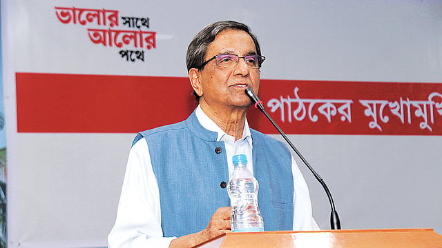 পাঠকদের বিভিন্ন প্রশ্নের উত্তর দেন প্রথম আলো সম্পাদক মতিউর রহমান।  ছবি: প্রথম আলো