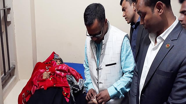 উপজেলা স্বাস্থ্য কমপ্লেক্সে চিকিৎসা দেওয়া হচ্ছে মেয়েটিকে। নবাবগঞ্জ, দিনাজপুর, ৬ ফেব্রুয়ারি। ছবি: এ এস এম আলমগীর