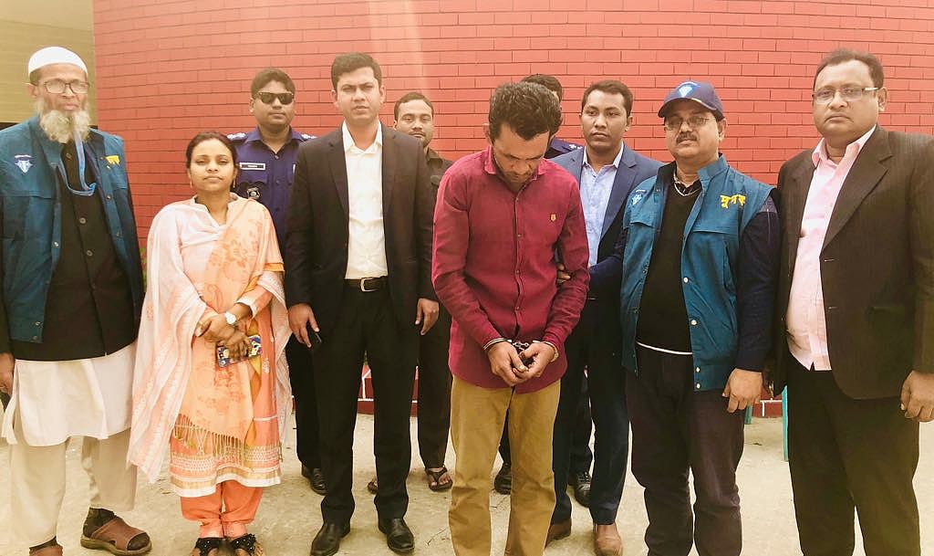 মুন্সিগঞ্জ পাসপোর্ট অফিস এক দালালকে গ্রেপ্তার করে দুদক দল। ছবি: সংগৃহীত