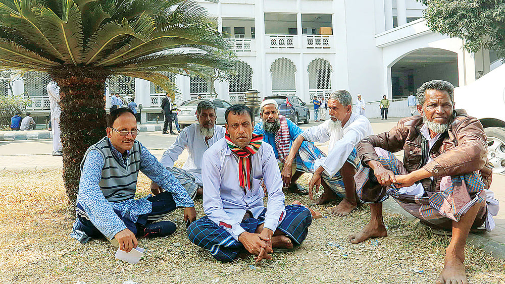 নাশকতার মামলায় আগাম জামিন নিতে গতকাল হাইকোর্টে আসেন ব্রাহ্মণবাড়িয়ার বিজয়নগর থানায় করা মামলার ৩৪ জন আসামি। তাঁরা কৃষক–শ্রমিক। তাঁদের কয়েকজন অপেক্ষা করছেন হাইকোর্টের অ্যানেক্স ভবনের সামনে।  ছবি: প্রথম আলো