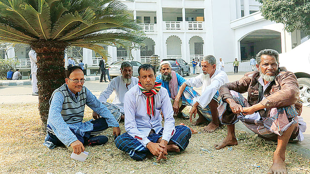 নাশকতার মামলায় আগাম জামিন নিতে গতকাল হাইকোর্টে আসেন ব্রাহ্মণবাড়িয়ার বিজয়নগর থানায় করা মামলার ৩৪ জন আসামি। তাঁরা কৃষক–শ্রমিক। তাঁদের কয়েকজন অপেক্ষা করছেন হাইকোর্টের অ্যানেক্স ভবনের সামনে।  ছবি: প্রথম আলো