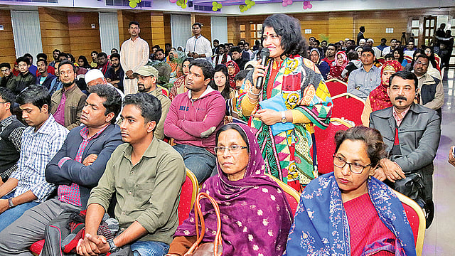 প্রথম আলোর পাঠক সমাবেশে প্রশ্ন করছেন এক পাঠক। গতকাল সন্ধ্যায় কুষ্টিয়া শহরের দিশা টাওয়ার মিলনায়তনে।  ছবি: প্রথম আলো
