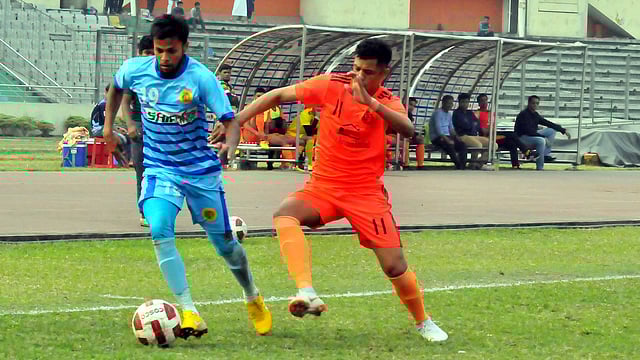 ব্রাদার্স ইউনিয়ন ও চট্টগ্রাম আবাহনীর ম্যাচের একটি উত্তেজনার মুহূর্ত। ছবি: বাফুফে