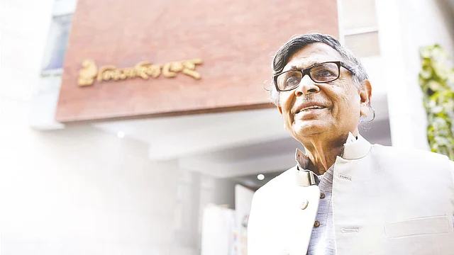 ঢাকায় বিশ্বসাহিত্য কেন্দ্রের ভবনের সামনে এই প্রতিষ্ঠানের স্বপ্নদ্রষ্টা আবদুল্লাহ আবু সায়ীদ। ছবি: কবির হোসেন