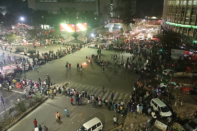 শাহবাগ মোড় অবরোধ করে সরকারি চাকরিতে মুক্তিযোদ্ধা কোটা বহালের দাবি জানানো হয়। ঢাকা, ৮ ফেব্রুয়ারি। ছবি: প্রথম আলো