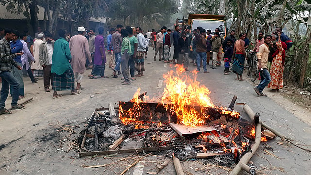 গাইবান্ধার গোবিন্দগঞ্জে ছাত্রীকে ধর্ষণের চেষ্টার অভিযোগে কোচিং পরিচালকের বিচারের দাবিতে শুক্রবার দুপুরের পর গোবিন্দগঞ্জ-ঘোড়াঘাট সড়কে আগুন জ্বালিয়ে সড়ক অবরোধ করে বিক্ষুব্ধ এলাকাবাসী। গাইবান্ধা, ৮ ফেব্রুয়ারি। ছবি: প্রথম আলো