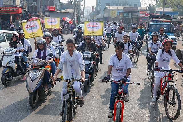 প্রথম আলো বন্ধুসভা ঢাকা মহানগরের আয়োজনে হাতিরঝিলে ‘নারী ও শিশু নির্যাতন রুখব আমরাই’ শীর্ষক সাইকেল ও স্কুটি শোভাযাত্রা। ছবি: সাবিনা ইয়াসমিন