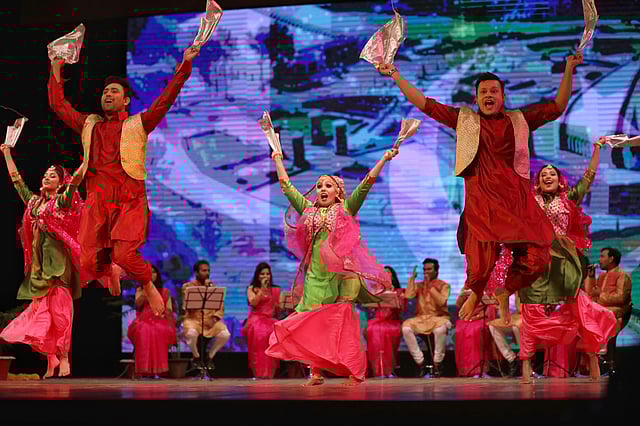 শিল্পকলা একাডেমির জাতীয় নাট্যশালা মিলনায়তনে ‘বাজাও বিশ্ববীণা’ শীর্ষক অনুষ্ঠানে নৃত্য পরিবেশন করছেন শিল্পীরা। ছবি: সাইফুল ইসলাম