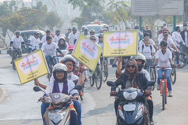 প্রথম আলো বন্ধুসভা ঢাকা মহানগরের আয়োজনে হাতিরঝিলে ‘নারী ও শিশু নির্যাতন রুখব আমরাই’ শীর্ষক সাইকেল ও স্কুটি শোভাযাত্রা। ছবি: সাবিনা ইয়াসমিন
