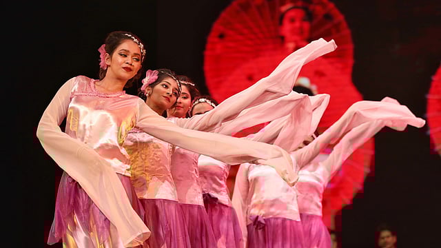 শিল্পকলা একাডেমির জাতীয় নাট্যশালা মিলনায়তনে ‘বাজাও বিশ্ববীণা’ শীর্ষক অনুষ্ঠানে নৃত্য পরিবেশন করছেন শিল্পীরা। ছবি: সাইফুল ইসলাম