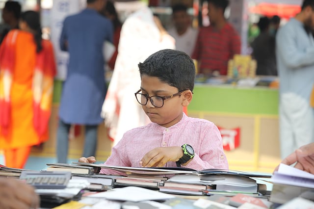 কেনার আগে ভালো করে বইটি দেখে নেওয়া চাই।