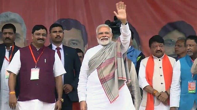 জনসভায় কর্মী-সমর্থক ও জনতার উদ্দেশে হাত নাড়ছেন ভারতের প্রধানমন্ত্রী নরেন্দ্র মোদি। পশ্চিমবঙ্গ, ৮ ফেব্রুয়ারি। ছবি: সংগৃহীত