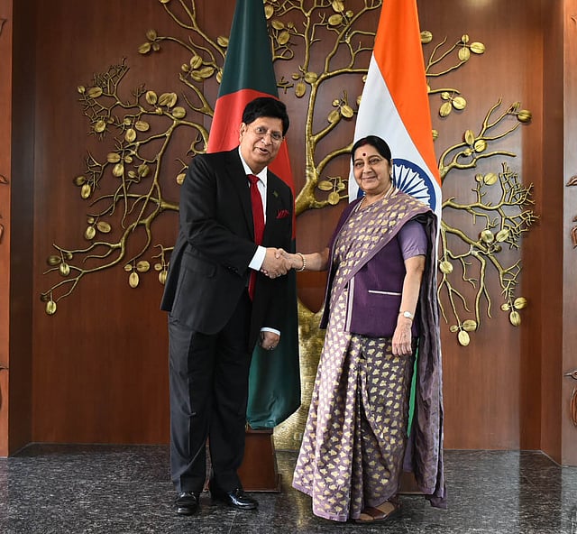 ভারত সফররত পররাষ্ট্রমন্ত্রী এ কে আবদুল মোমেন নয়াদিল্লিতে দেশটির পররাষ্ট্র মন্ত্রণালয়ের জওহরলাল নেহরু ভবনে ভারতের পররাষ্ট্রমন্ত্রী সুষমা স্বরাজের সঙ্গে সাক্ষাৎ করেন। ভারত, ৮ ফেব্রুয়ারি। ছবি: পিআইডি