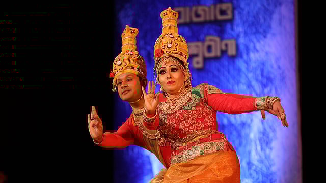 শিল্পকলা একাডেমির জাতীয় নাট্যশালা মিলনায়তনে ‘বাজাও বিশ্ববীণা’ শীর্ষক অনুষ্ঠানে নৃত্য পরিবেশন করছেন শিল্পীরা। ছবি: সাইফুল ইসলাম