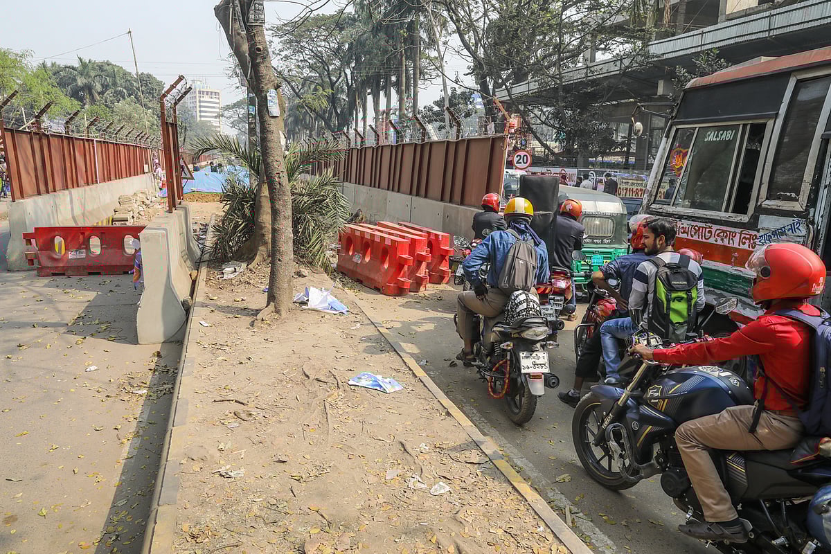 মেট্রোরেল প্রকল্পের কাজের জন্য সরু হয়ে গেছে সড়ক। ফার্মগেট, ঢাকা। ছবি: দীপু মালাকার