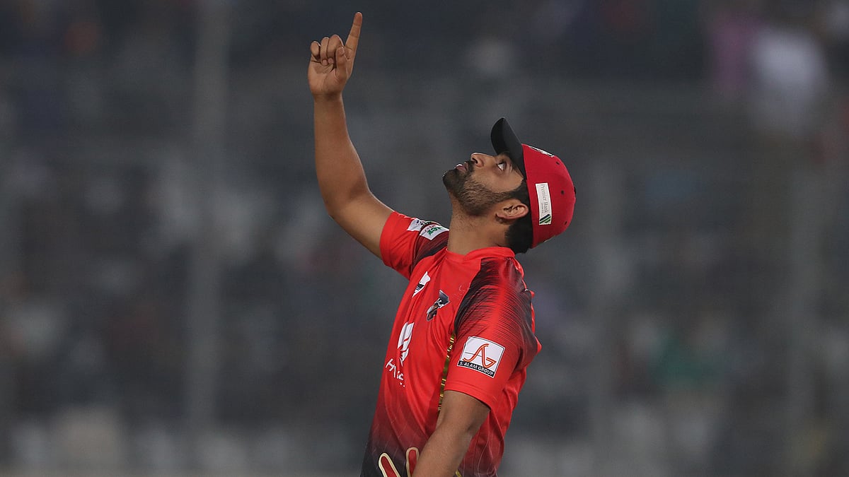 ফাইনাল জয়ের পর আকাশে তাকিয়ে কাকে স্মরণ করছেন তামিম? তবে জয়ের মন্ত্রটা যে মাশরাফির কাছ থেকে পাওয়া তা জানিয়েছেন দেশসেরা এই ব্যাটসম্যান। ছবি: প্রথম আলো