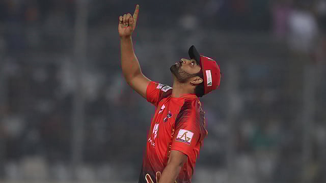 ফাইনাল জয়ের পর আকাশে তাকিয়ে কাকে স্মরণ করছেন তামিম? তবে জয়ের মন্ত্রটা যে মাশরাফির কাছ থেকে পাওয়া তা জানিয়েছেন দেশসেরা এই ব্যাটসম্যান। ছবি: প্রথম আলো