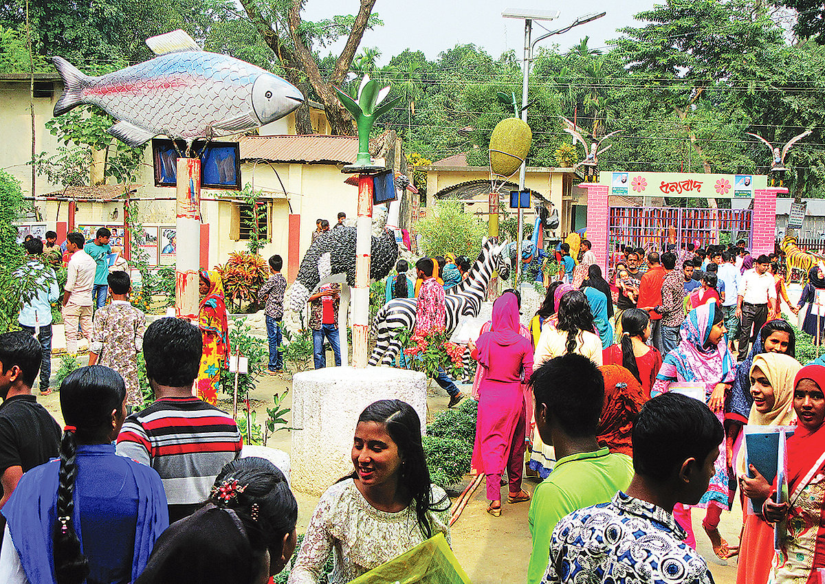 কুড়িগ্রামের নাগেশ্বরী উপজেলার ভিতরবন্দ ইউনিয়ন শিশুপার্কে দর্শনার্থীদের ভিড়।   প্রথম আলো
