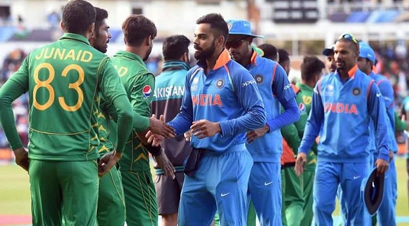 আইসিসি বা এসিসির টুর্নামেন্ট ছাড়া ভারত-পাকিস্তান এখন আর মুখোমুখি হয় না। ফাইল ছবি