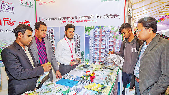 ফ্ল্যাটের পাশাপাশি প্লট নিয়ে এসেছে বিডিজি–মাগুরা গ্রুপ। গতকাল তাদের স্টলে ক্রেতারা ফ্ল্যাট ও প্লটের খোঁজ নেন।  ছবি: প্রথম আলো
