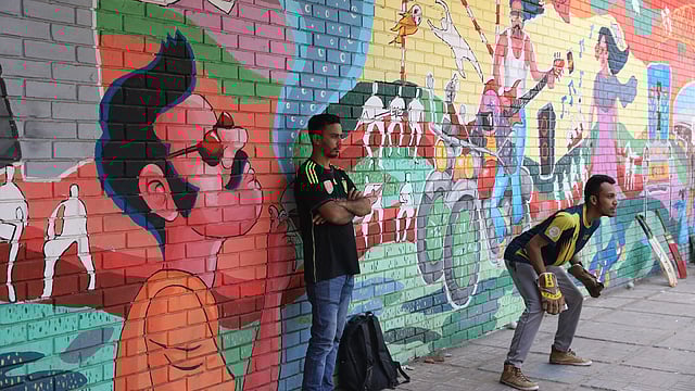 দেয়ালজুড়ে শহুরে জীবন।