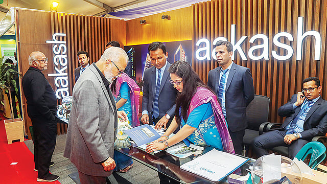 আবাসন প্রতিষ্ঠান আকাশের স্টলে ফ্ল্যাটের খোঁজ নিচ্ছেন দুজন ক্রেতা। গতকাল রাজধানীর বঙ্গবন্ধু আন্তর্জাতিক সম্মেলন কেন্দ্রে।  ছবি: প্রথম আলো