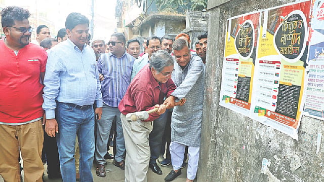 প্রয়াত স্পিকার হুমায়ুন রশীদ চৌধুরীর ভাতিজা ইমরান রশীদ চৌধুরীকে নিয়ে সড়ক বড় করার জন্য দেয়াল ভাঙছেন মেয়র আরিফুল হক চৌধুরী। গতকাল সকালে আম্বরখানায়।  প্রথম আলো