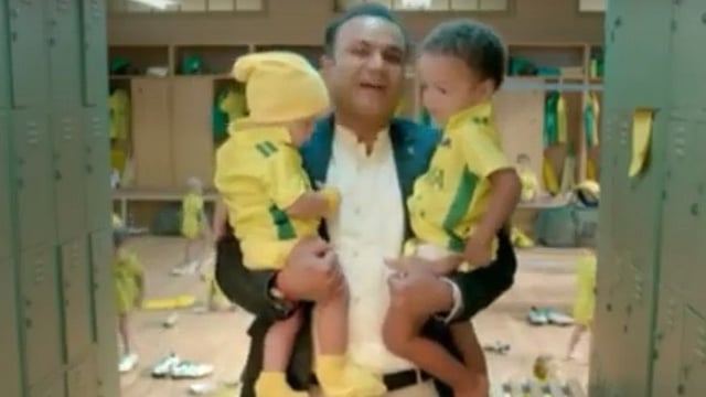 দুই ‘অস্ট্রেলিয়ান শিশু’কে কোলে নিয়ে শেবাগ। সংগৃহীত ছবি