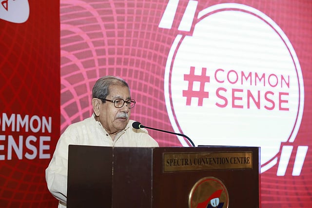 ‘হ্যাশট্যাগ কমনসেন্স’ কর্মসূচির আনুষ্ঠানিক উদ্বোধন করে বক্তব্য রাখেন জাতীয় অধ্যাপক আনিসুজ্জামান। ছবি: শুভ্র কান্তি দাস