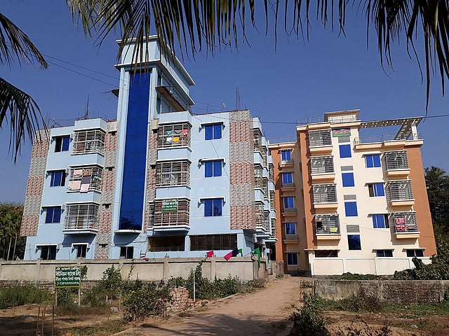 পুলিশ বলছে ভবন দুটির মালিক স্বরাষ্ট্র মন্ত্রণালয়সহ বিভিন্ন সংস্থার তালিকাভুক্ত ইয়াবা ব্যবসায়ী। ইছানগর, কর্ণফুলী, চট্টগ্রাম, ১২ ফেব্রুয়ারি। ছবি: প্রথম আলো