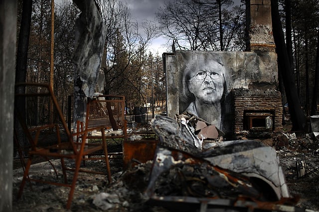 পুড়ে যাওয়া ঘরের ভেতরের দেয়ালে আঁকা হয়েছে এই ছবি।