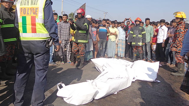 মাইক্রোবাসে আগুন লেগে তিনজন পুড়ে মারা যান। ছবি: প্রথম আলো