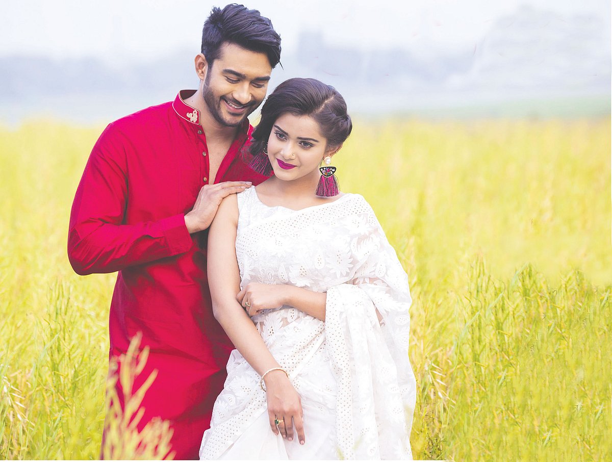 পোশাকের রঙে যেন ভালোবাসার প্রকাশ। নকশার এ আয়োজনে মডেল হয়েছেন অভিনয়শিল্পী রোশান ও তানজিন তিশা। পাঞ্জাবি: ওটু, শাড়ি: সাদাকালো, সাজ: পারসোনা, ছবি: কবির হোসেন