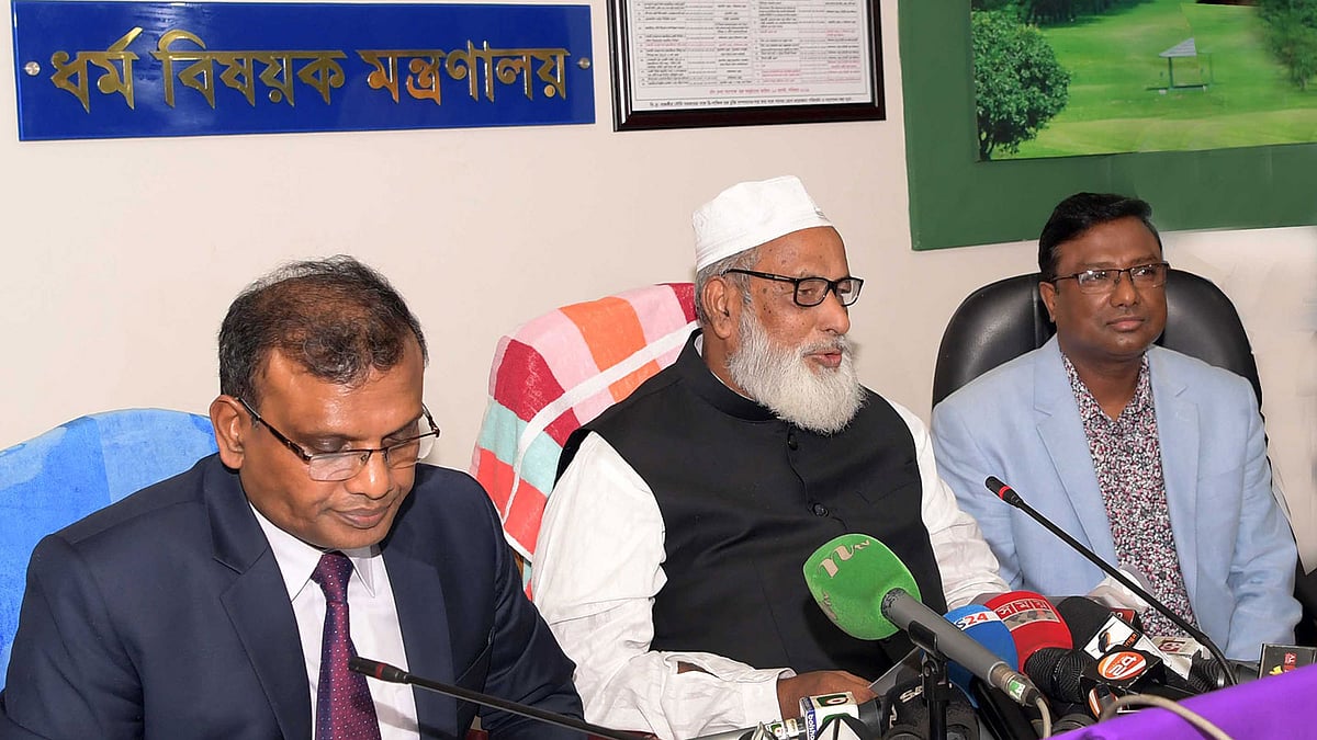সাংবাদিকদের সঙ্গে কথা বলছেন ধর্ম প্রতিমন্ত্রী। ছবি: সংগৃহীত।