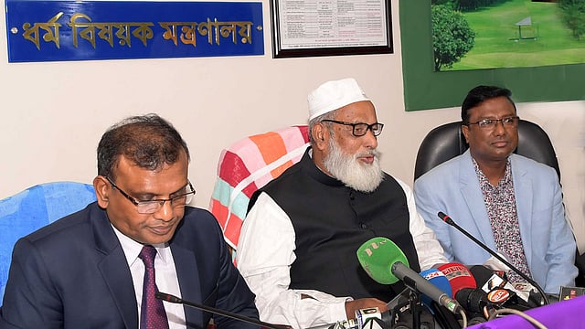সাংবাদিকদের সঙ্গে কথা বলছেন ধর্ম প্রতিমন্ত্রী। ছবি: সংগৃহীত।