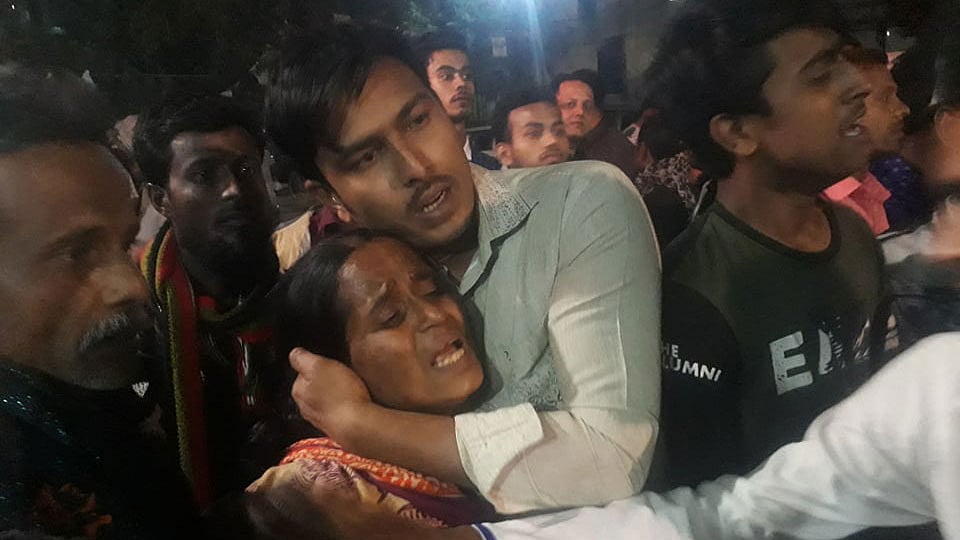 বাস ও অটোরিকশার সংঘর্ষে নিহত ব্যক্তিদের স্বজনদের আহাজারি। ঢাকা মেডিকেল কলেজ (ঢামেক) হাসপাতাল, ঢাকা, ১২ ফেব্রুয়ারি। ছবি: সাজিদ হোসেন