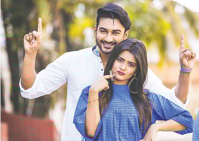 বিকেলে মানিয়ে যাবে সাদা ও নীল েপাশাক। পোশাক: আর্ট অব ব্লু ও সাদাকালো