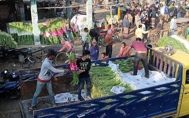 এই হাটে ঢাকা, চট্টগ্রাম, রংপুর, বগুড়া, রাজশাহী, খুলনা, ফরিদপুরসহ দেশের বিভিন্ন এলাকার পাইকারি ক্রেতারা ফুল কিনতে যান।